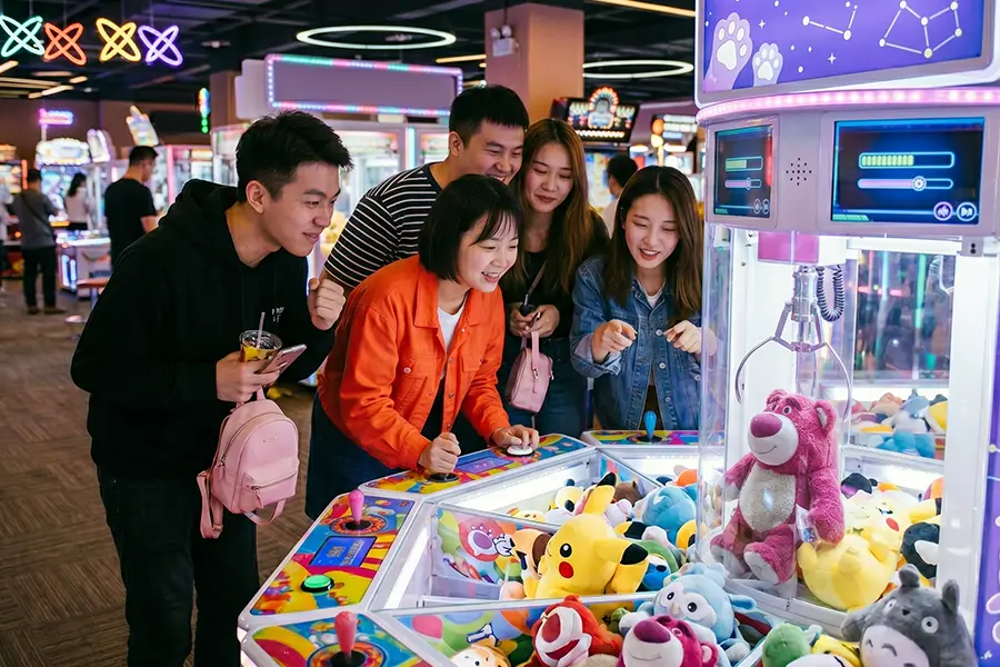 The Social Crowd Magnet Effect